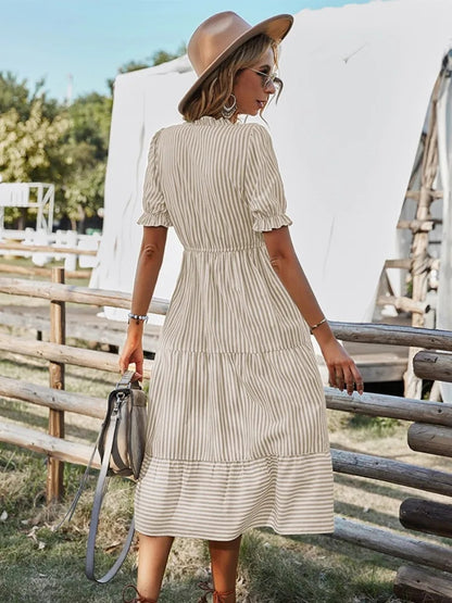 Riviera Chic – Streifen Midi-Kleid mit Laternenärmeln